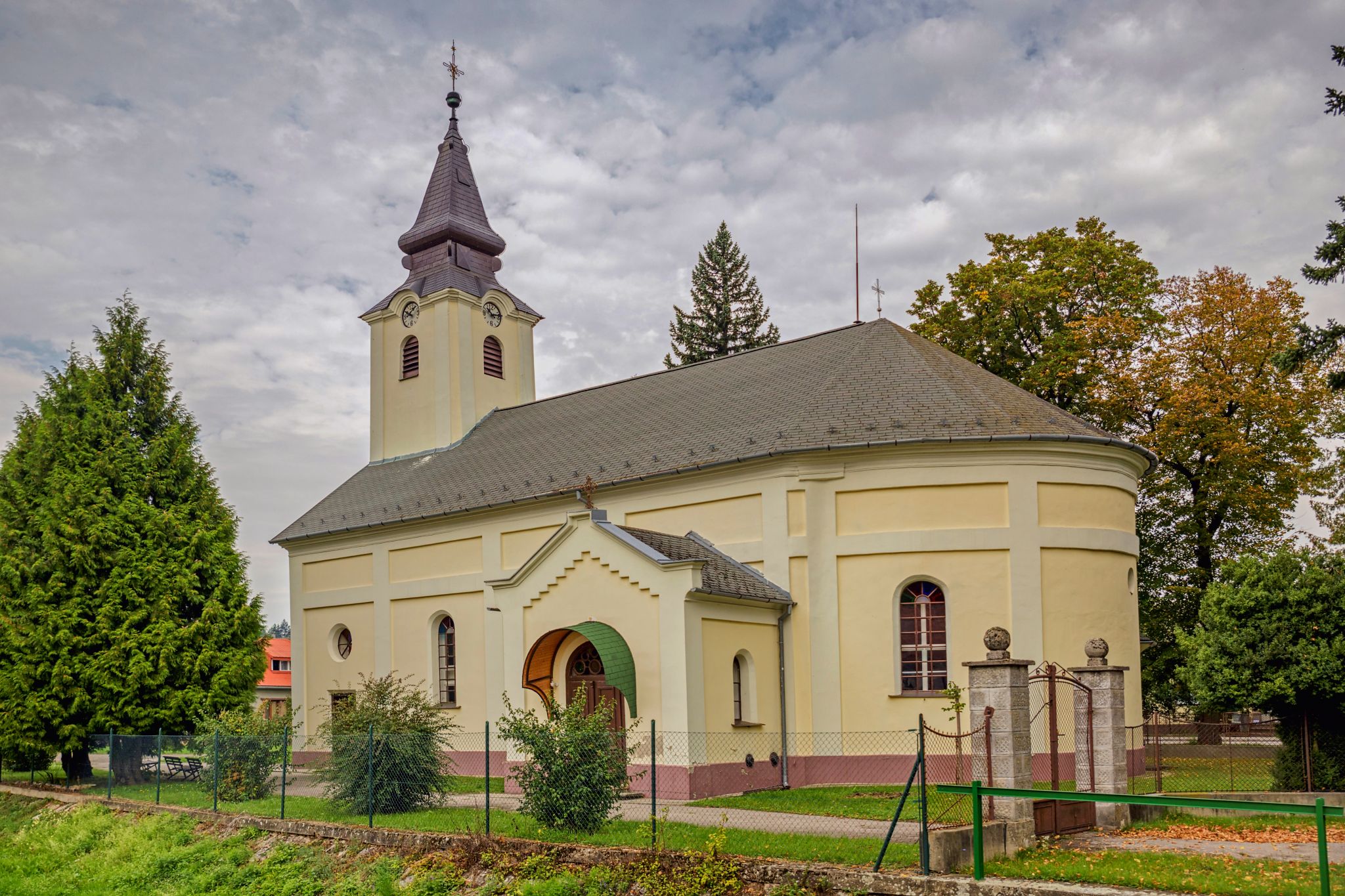 Katolícky kostol sv. Michala Archanjela, Bzince pod Javorinou